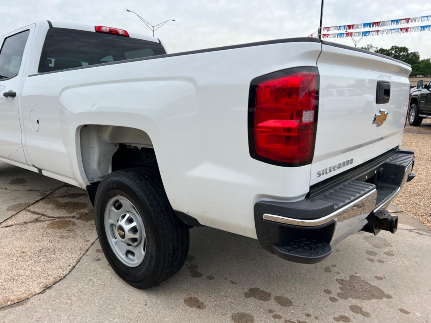 2018 White /Gray Chevrolet Silverado 2500HD (1GC1CUEG3JF) with an 6.0L V8 engine, Automatic transmission, located at 4520 Airline Hwy, Baton Rouge, LA, 70805, (225) 357-1497, 30.509325, -91.145432 - 2018 Chevrolet Silverado 2500HD Crew Cab 8Ft Bed ***One Owner & No Accidents*** 6.0 V8 Gas, 2WD, 212K Miles, Power Windows, Locks & Mirrors, Tow Pkg. FOR INFO PLEASE CONTACT JEFF AT 225 357-1497 CHECK OUT OUR A+ RATING WITH THE BETTER BUSINESS BUREAU WE HAVE BEEN A FAMILY OWNED AND OPERATED BUSINE - Photo#7